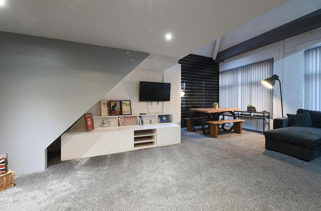 Penthouse Warehouse Slps 18 (61) room 1