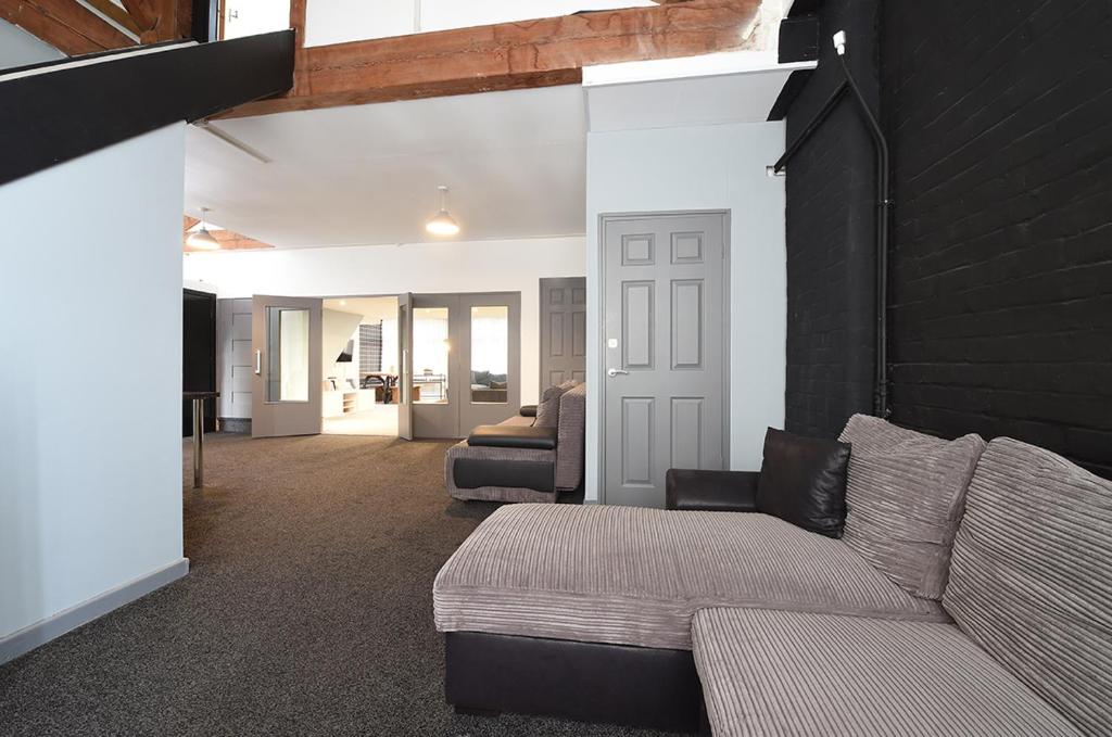 Penthouse Warehouse Slps 18 (61) room 2