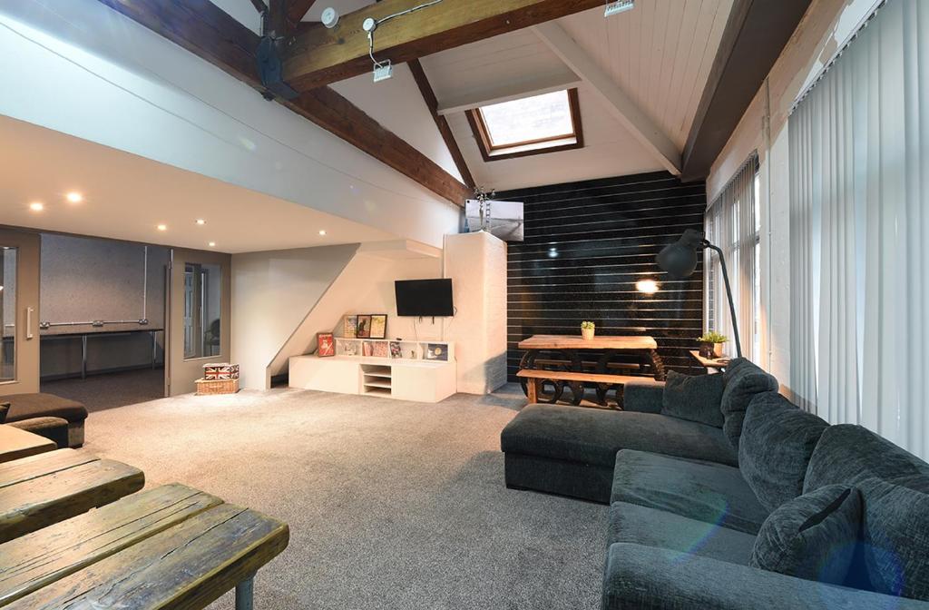 Penthouse Warehouse Slps 18 (61) room 4