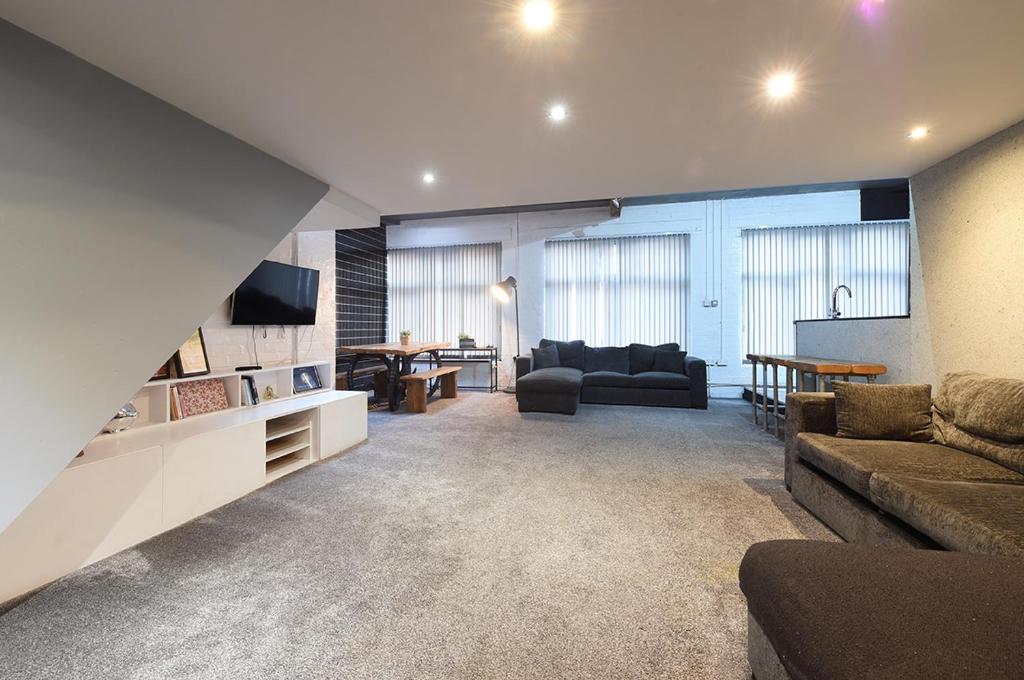 Penthouse Warehouse Slps 18 (61) room 6